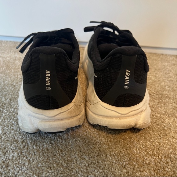 Barely worn - Hoka One Arahi 8 in Black and White - Size 9.5 - Picture 4 of 13